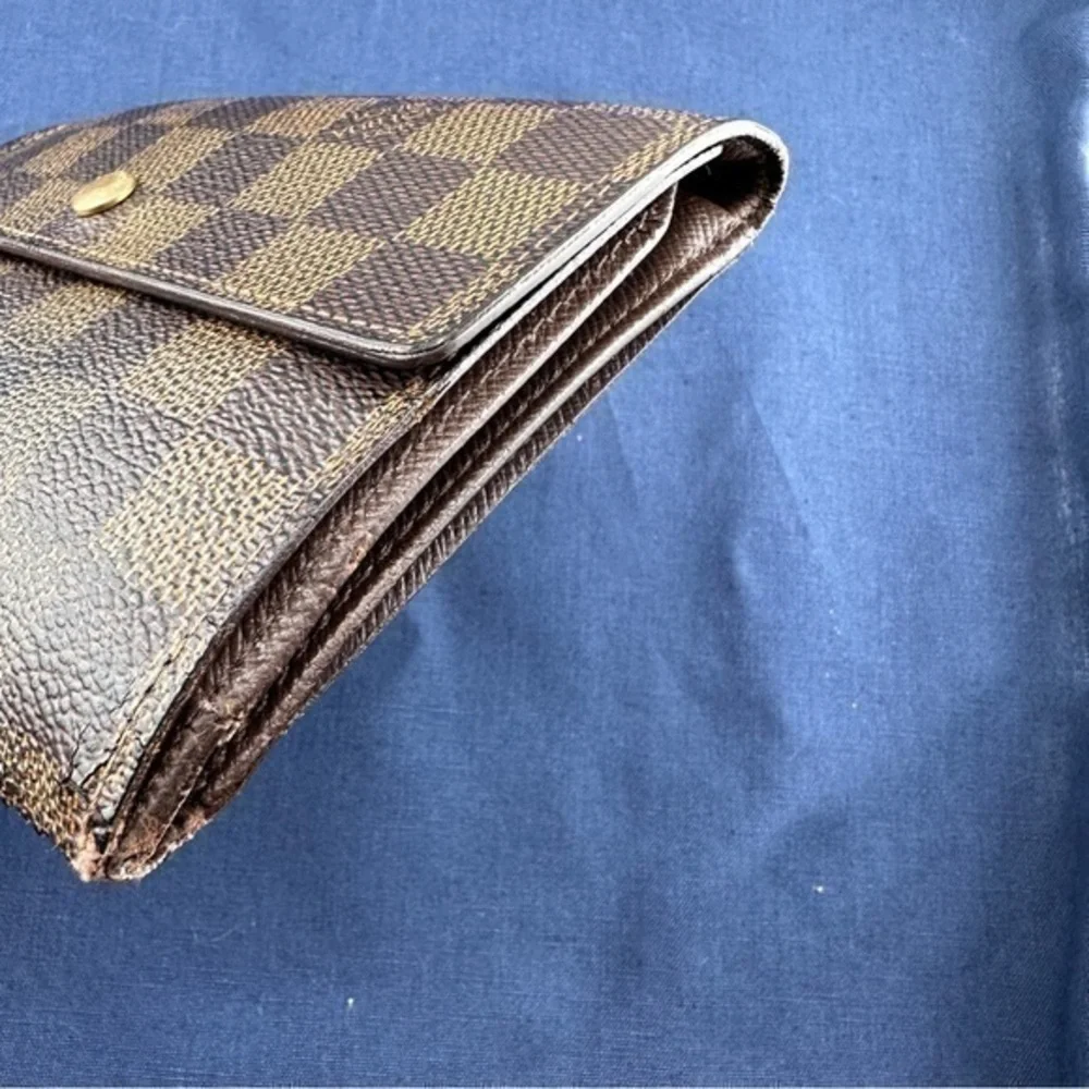 AUTHENTIC Louis Vuitton wallet. Monogram canvas.